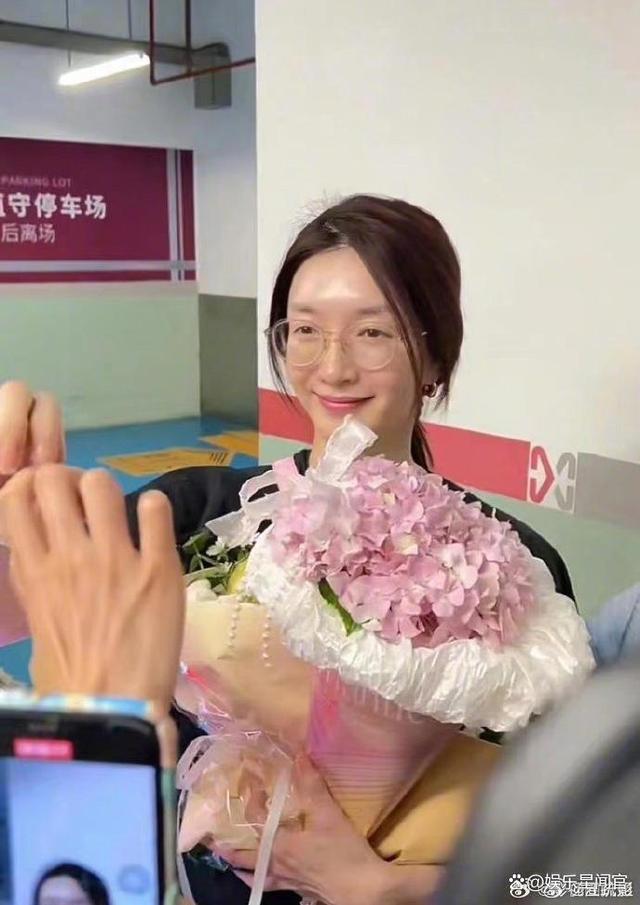 江疏影晒素颜照回应争议，展现自己的大气和自信