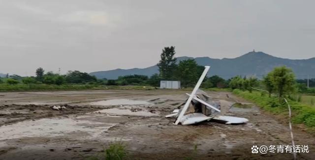 江苏小型飞机迫降事件 两名乘客受伤送医 现场画面曝光