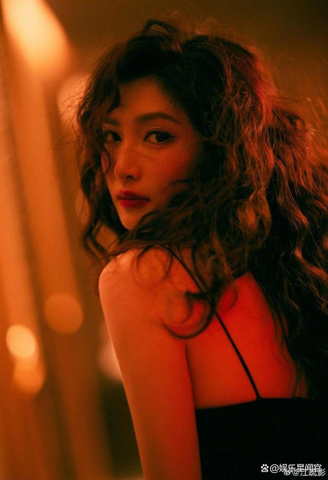 江疏影晒素颜照回应争议，展现自己的大气和自信