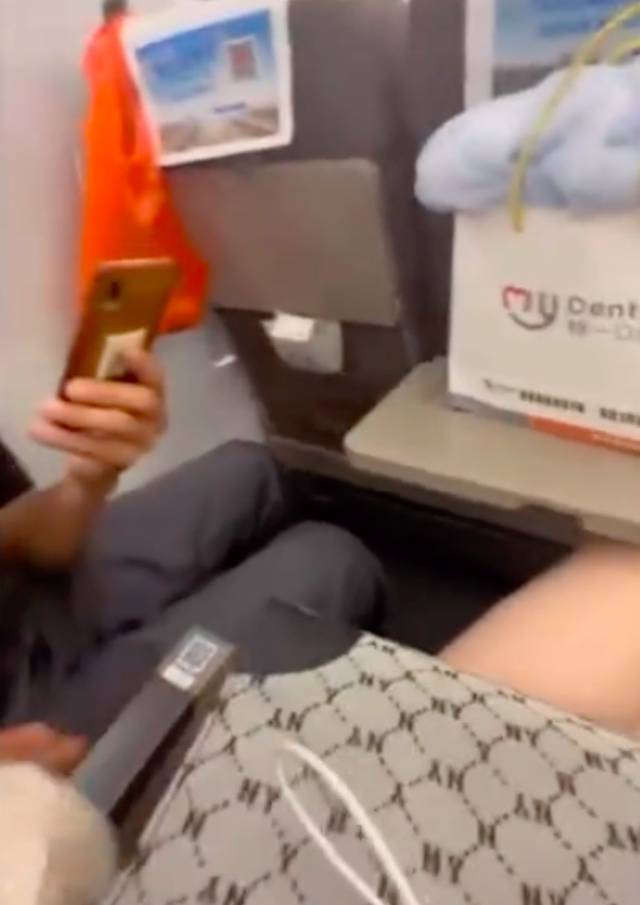 女子称被邻座男子偷拍大腿1分钟！视频被发微信群 警方回应：正在处理