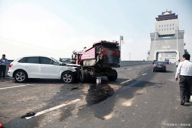 甘肃一高速发生车祸,5辆小轿车和3辆货车连环追尾相撞,致8死6伤!