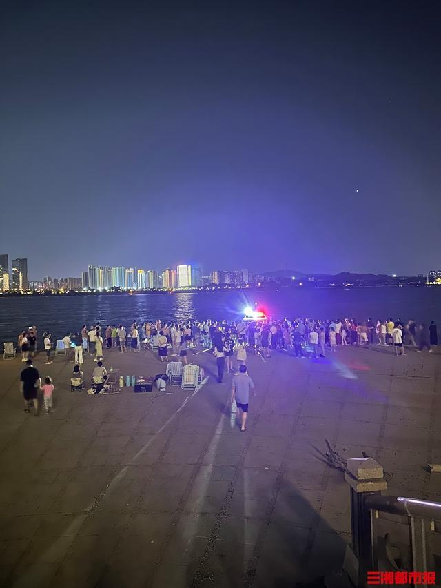 父亲带娃游泳孩子失踪 呼救后失联。目前，水警、消防等部门仍在现场救援。