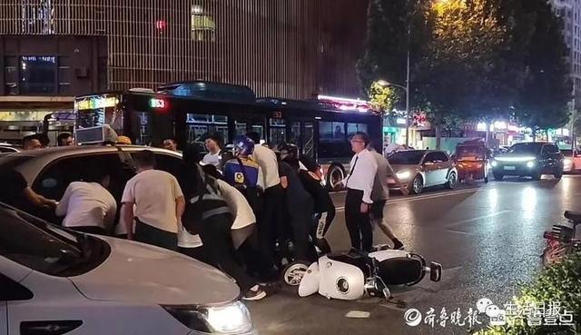 济南街头50多人抬车救人 “当时真的被感动到了，太给力了”