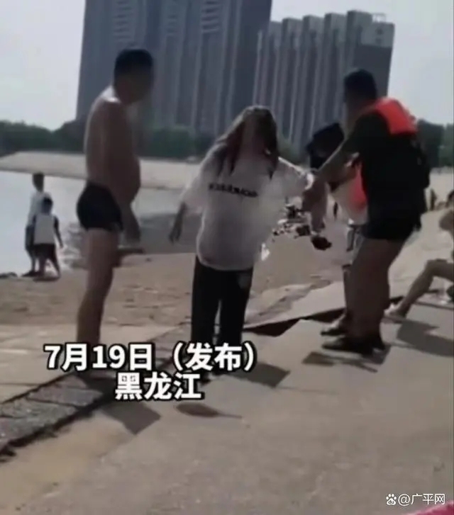 女孩被姥姥数落后跳河 获救后父亲赶来当场就踹了她一脚