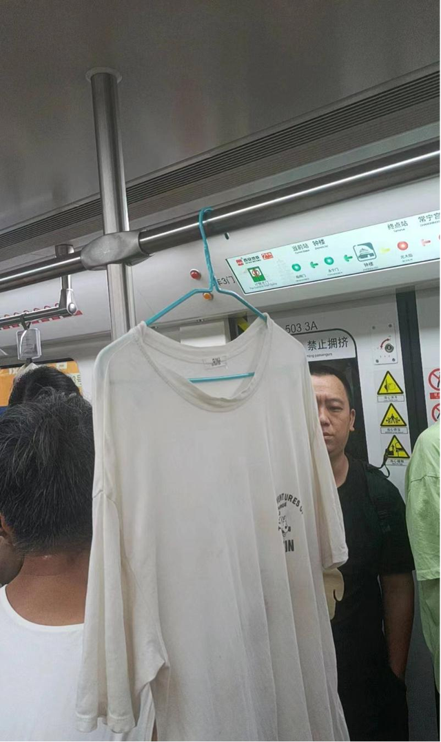 有人在地铁上晾晒衣服 地铁公司：建议乘客文明乘车