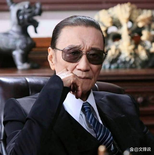 港媒曝谢贤病危入院 谢霆锋紧急返港，父子情深！