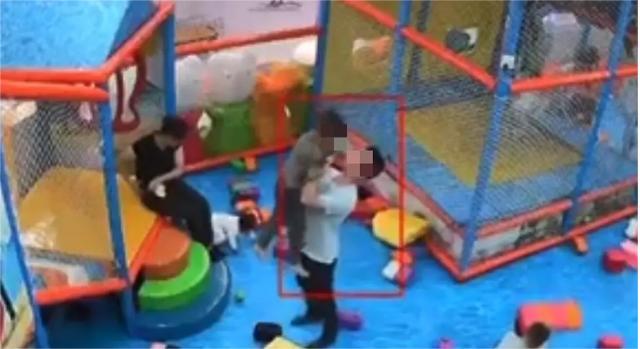 男子在游乐场殴打孩童引关注 警方：行政拘留十五日