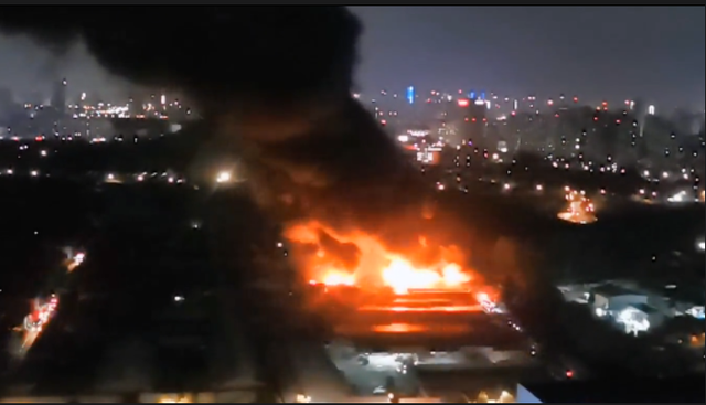济南通报一修理厂火情 火光照亮附近的夜空