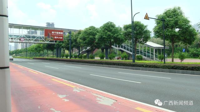 南宁8岁男童疑被训斥暴走街头，见到家长仍没消气