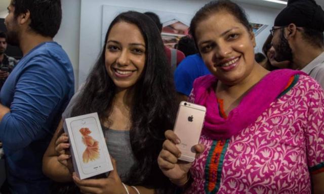 印度夫妇为买iPhone卖掉孩子 贫富悬殊下畸形社会