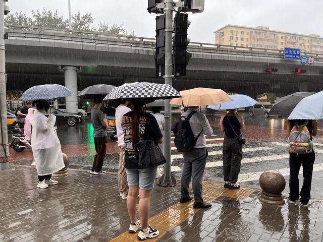 暴雨亲历者：父亲被冲走 人没了 一份名为“京津冀暴雨求助信息统计汇总表”在社交平台上广泛传播