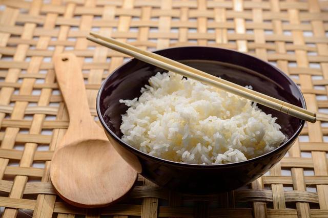 长期吃冷的米饭，不仅能降低血糖，还有养胃的作用？医生说出实情！