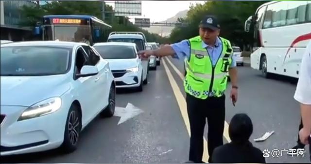 媒体谈女子横穿马路被撞 弱势群体更要守交规！