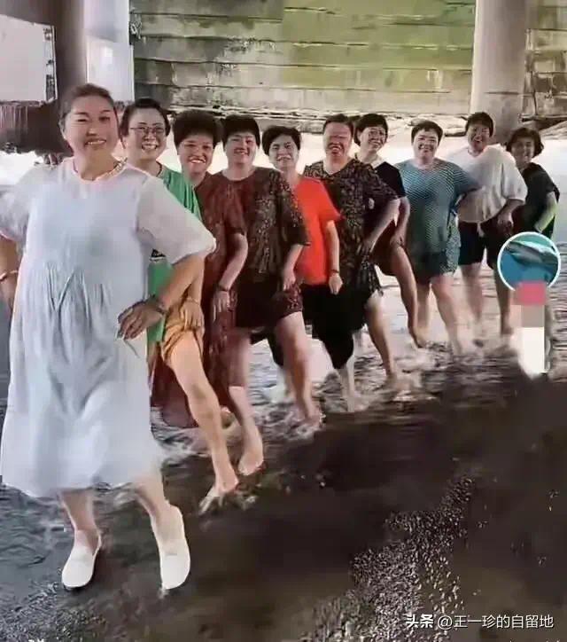 7位漂亮大妈站河道拍照7人身亡 网友评论却一边倒：关政府什么事？