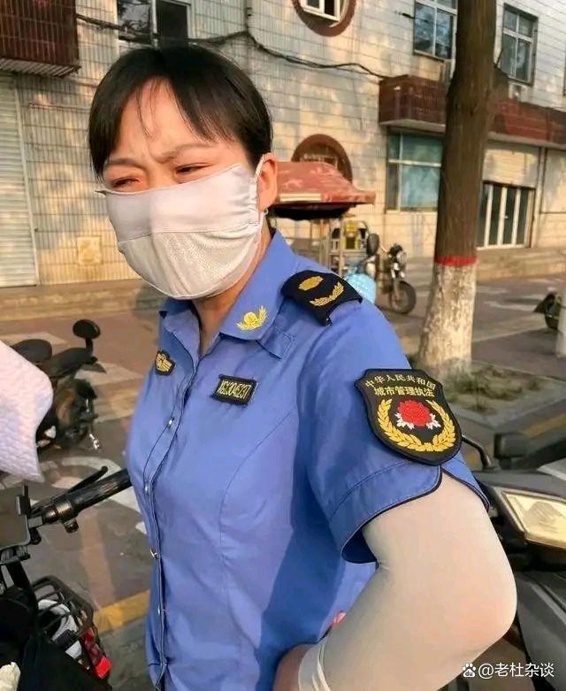 女子称摆摊同城管起冲突 对方以自己全家隐私信息要挟删视频