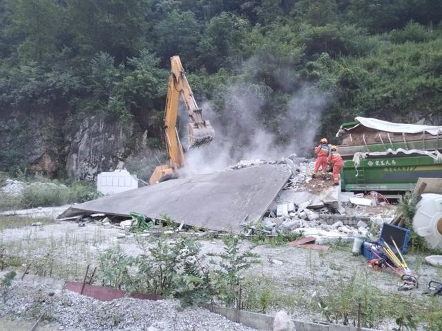 贵州一渣土车撞垮民房 消防：为废弃民房，司机已就医