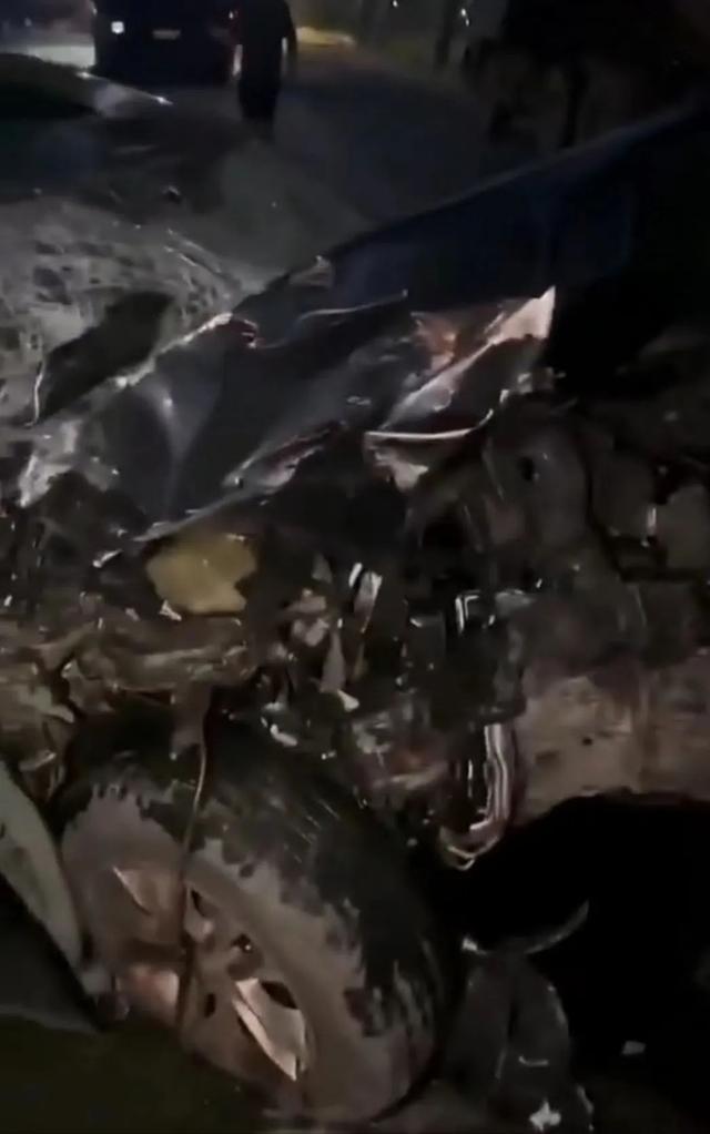 轿车撞上水泥罐车致3死，车头位置损毁严重挡风玻璃已破损