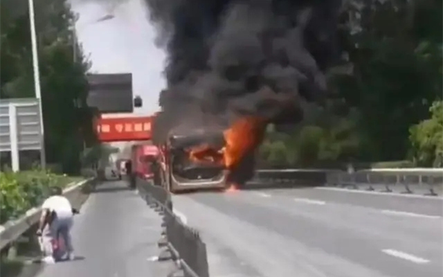 南京公交起火：乘客将电瓶放背包在车辆行驶中起火