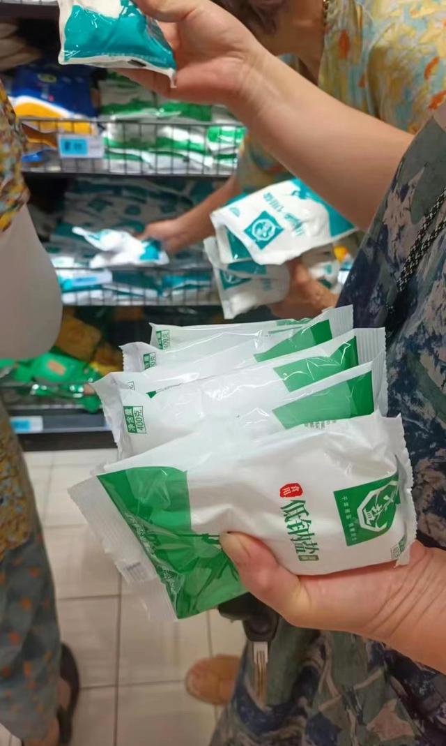 有必要囤盐吗？真不用！不必效仿国外囤盐！盐有保质期我国大多实用井矿盐