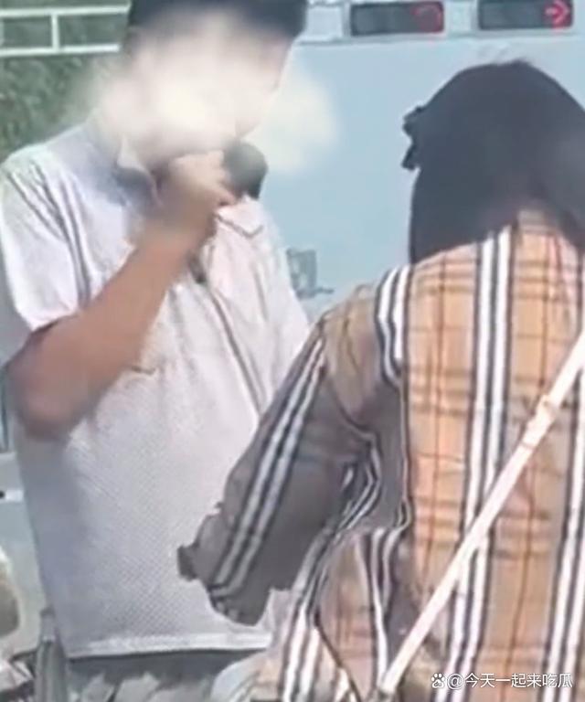 男子当街拦女子索要袜子 拿到袜子后将其凑到鼻子上猛烈吸气