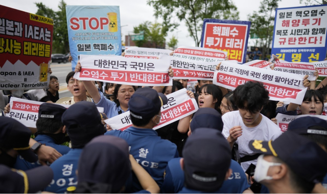 韩大学生抗议核污排海 16名韩国大学生在日本驻韩大使馆前被捕
