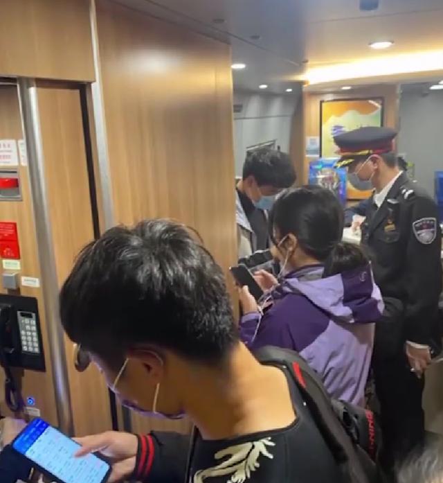 男子坐高铁遇隐藏版无座椅车厢 网友笑称毛坯高铁
