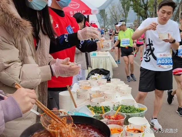 男子边跑边“吃自助餐” 网友：这是马拉松式自助餐吧