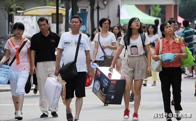 就业率断崖式暴跌，学费却逆势狂涨54%！高校到底哪来的勇气？凭什么高校将学费涨得理所应当？