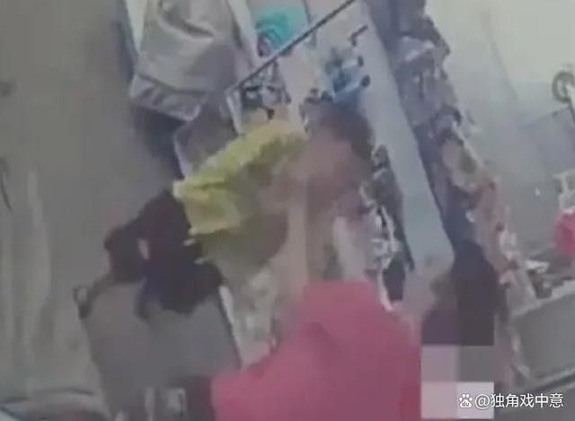 店铺老板掐脖推倒男孩 引发了对善意、理性和公平正义的深刻思考