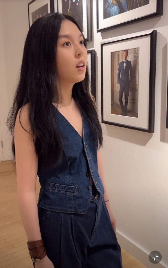 主持人李咏女儿疑翻车！回美国看秀惹争议，长相一般当演员遭质疑，被批赚着中国人的钱在美国享受生活