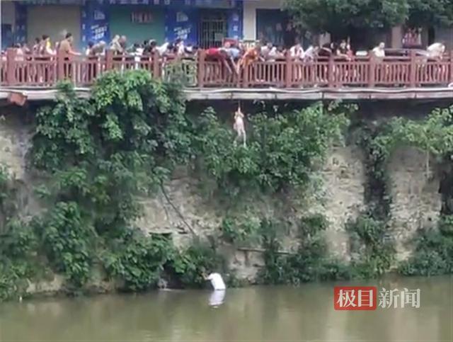 女孩意外坠桥奶奶急得大喊救命 危急时刻一名白衣男子翻过护栏纵身一跃 跳下7米高河岸救人 