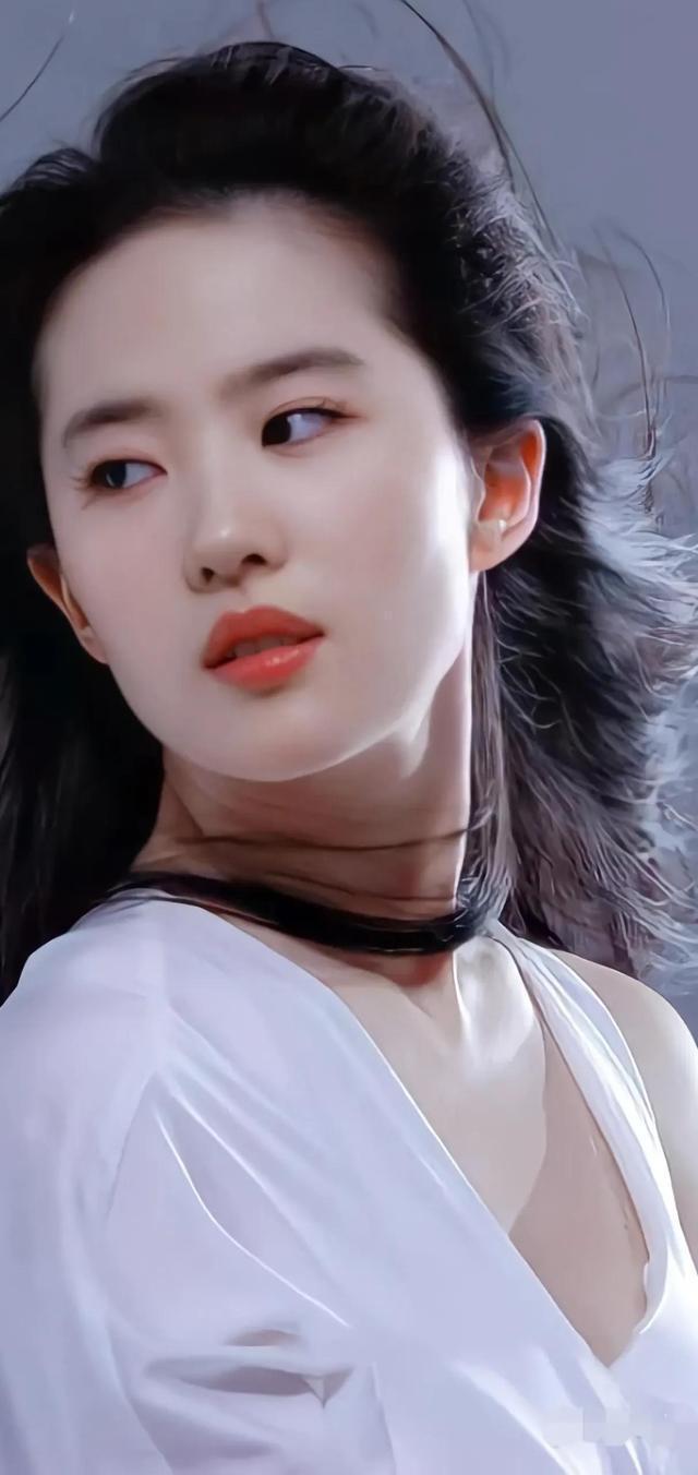 刘亦菲的美貌不仅仅是外表上的吸引力,更重要的是她所展现出来的气质