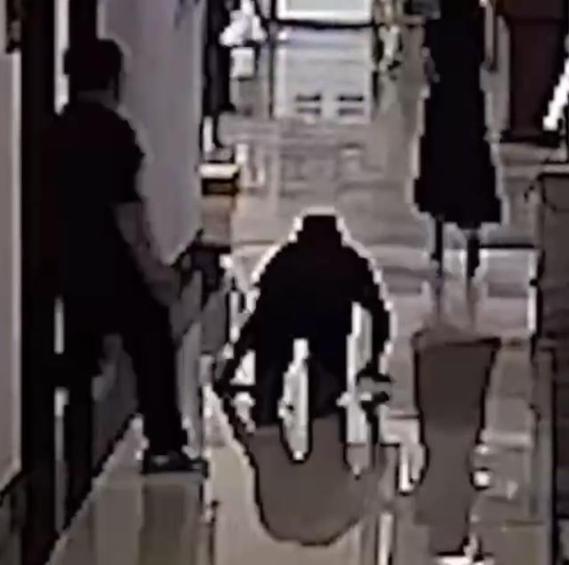 被告拒绝赔偿三万余元，现场装疯跪地爬行