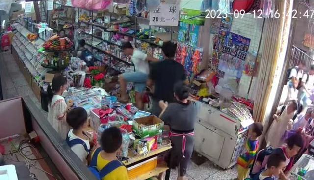 男孩偷吃店主索赔反遭打：小孩天天偷吃