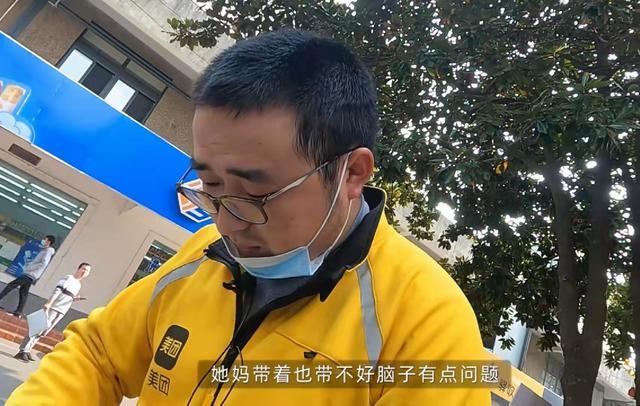 外卖小哥背1岁孩子送餐：不敢交给孩子妈妈