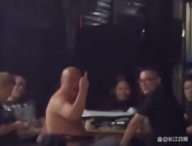 女生遇骚扰拒绝后遭辱骂 当事人：他要我陪他喝一杯，还说自己家里很牛，已报警处理
