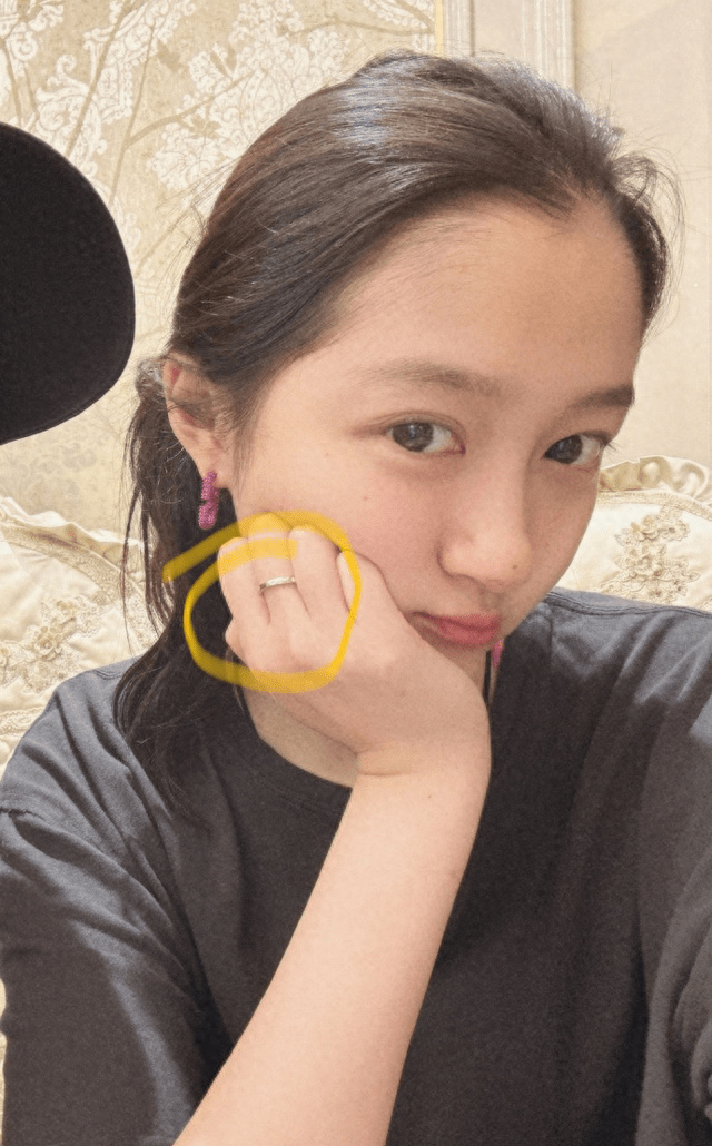 这些合影的地点和时间都是一致的,但引人注目的是关晓彤手上的变化