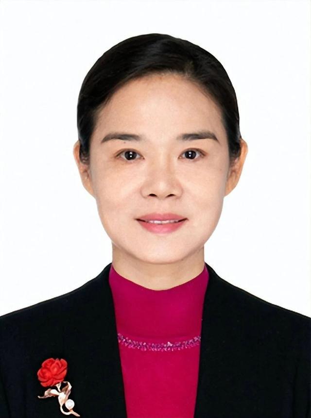 35岁成为女市长，21年后主动投案 收受礼金被双开