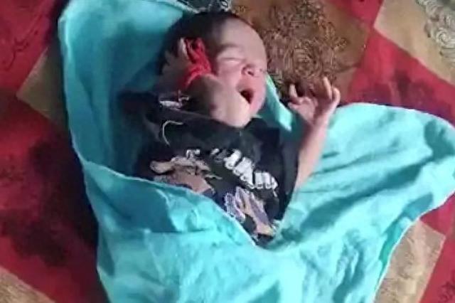 印度一女婴出生有26个手指脚趾，家人认为她是女神转世