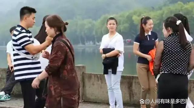朝鲜运动员游西湖颜值被夸 纯天然的美