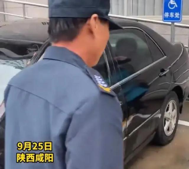 一名女子被保安踩在脚下 住建局引全网声讨