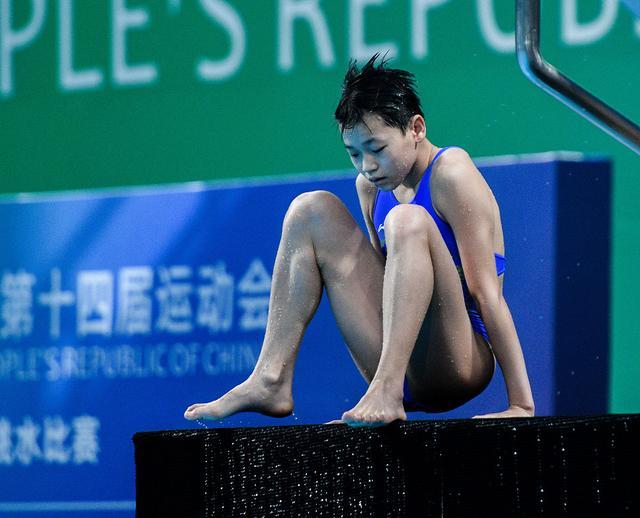 全红婵赛前训练表演炸鱼 水花消失术玩腻了？
