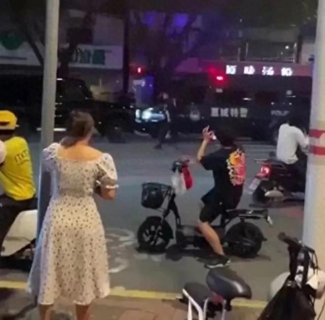疯狂行为！男子疑似酒驾睡着：冲撞特警车辆数十米 知情人称路口绿灯20分钟都没走