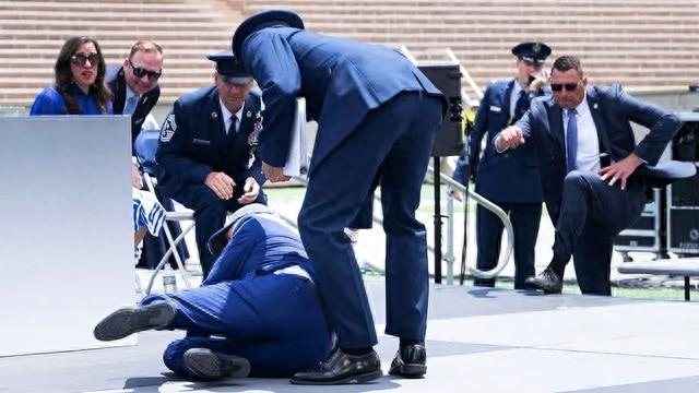 实拍：美国总统拜登走下飞机差点摔倒 手抓着栏杆迅速找回平衡！