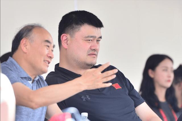 传奇的魅力！姚明被外国运动员求合影 现身亚运村食堂打饭引围观