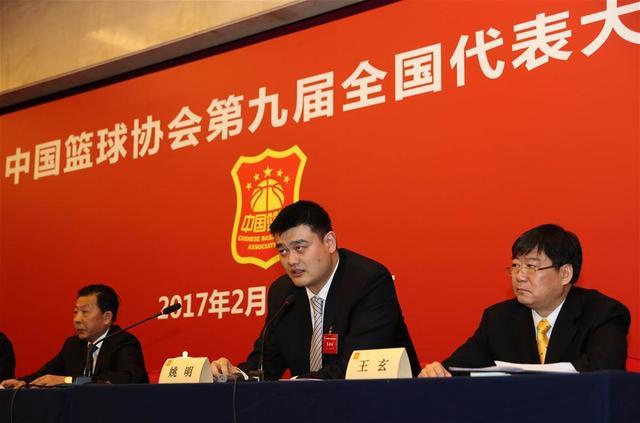 传奇的魅力！姚明被外国运动员求合影 现身亚运村食堂打饭引围观
