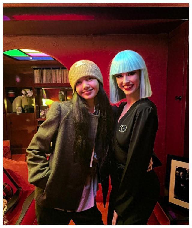 Lisa晒出疯马秀内场照 并附文字：迫不及待与大家见面
