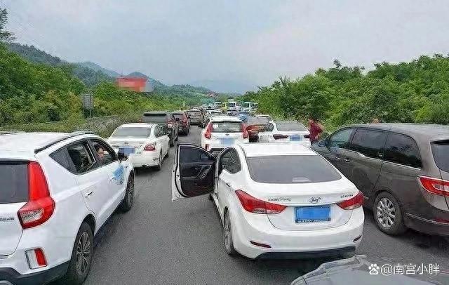国庆假期堵车堵到天路了 货车没下高速水果已卖完