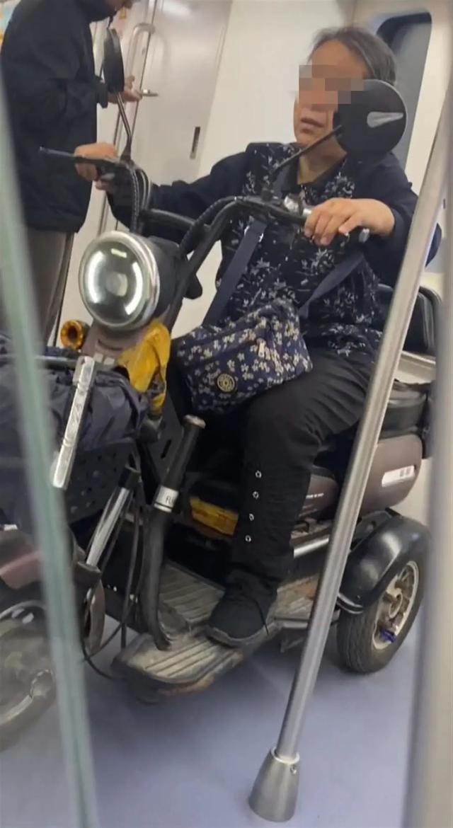 地铁调查老人骑车进车厢 老人骑电动三轮车坐地铁