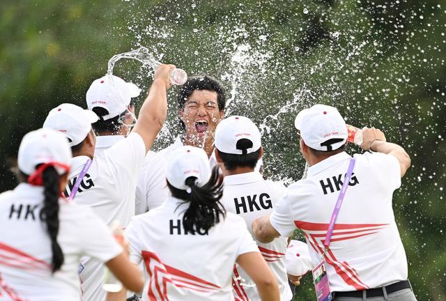 霍启刚恭喜中国香港选手许龙一夺金 